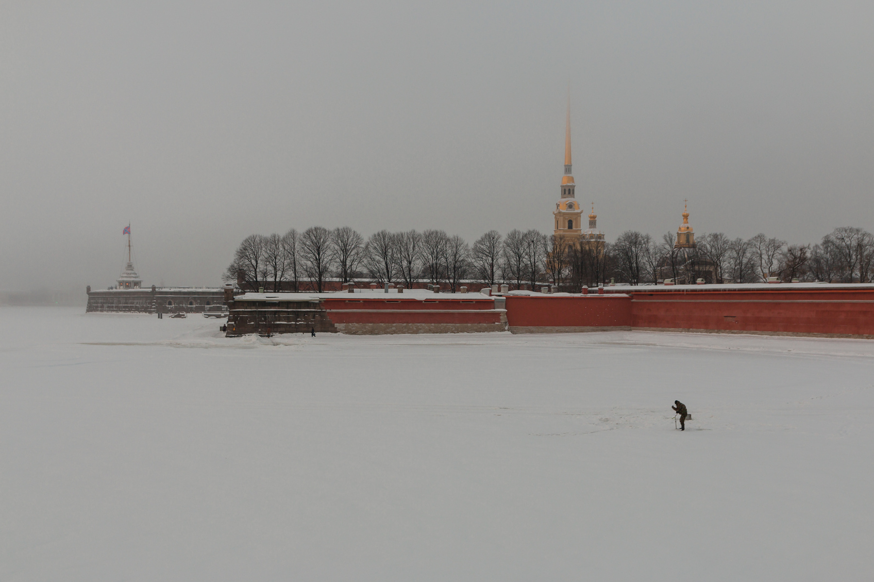 Крепость льда Санкт-Петербург утро река лёд рыбак крепость
