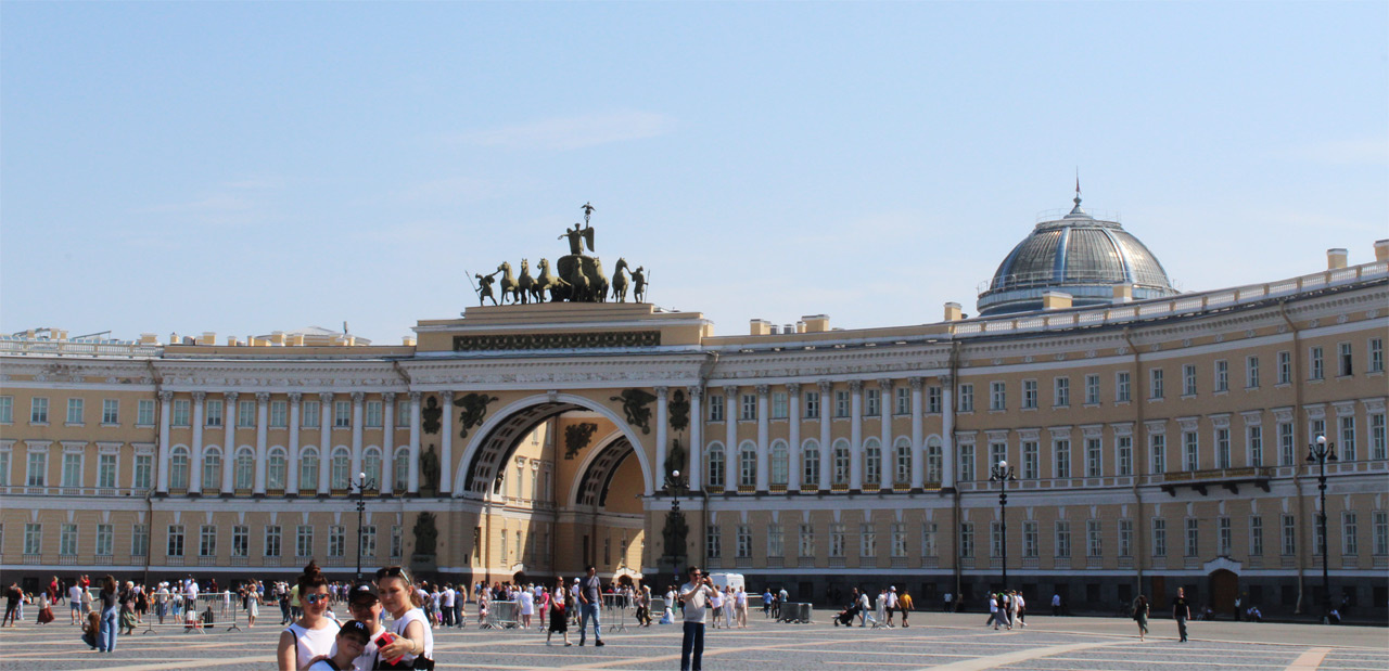 Дворцовая площадь в Санкт-Петербурге 
