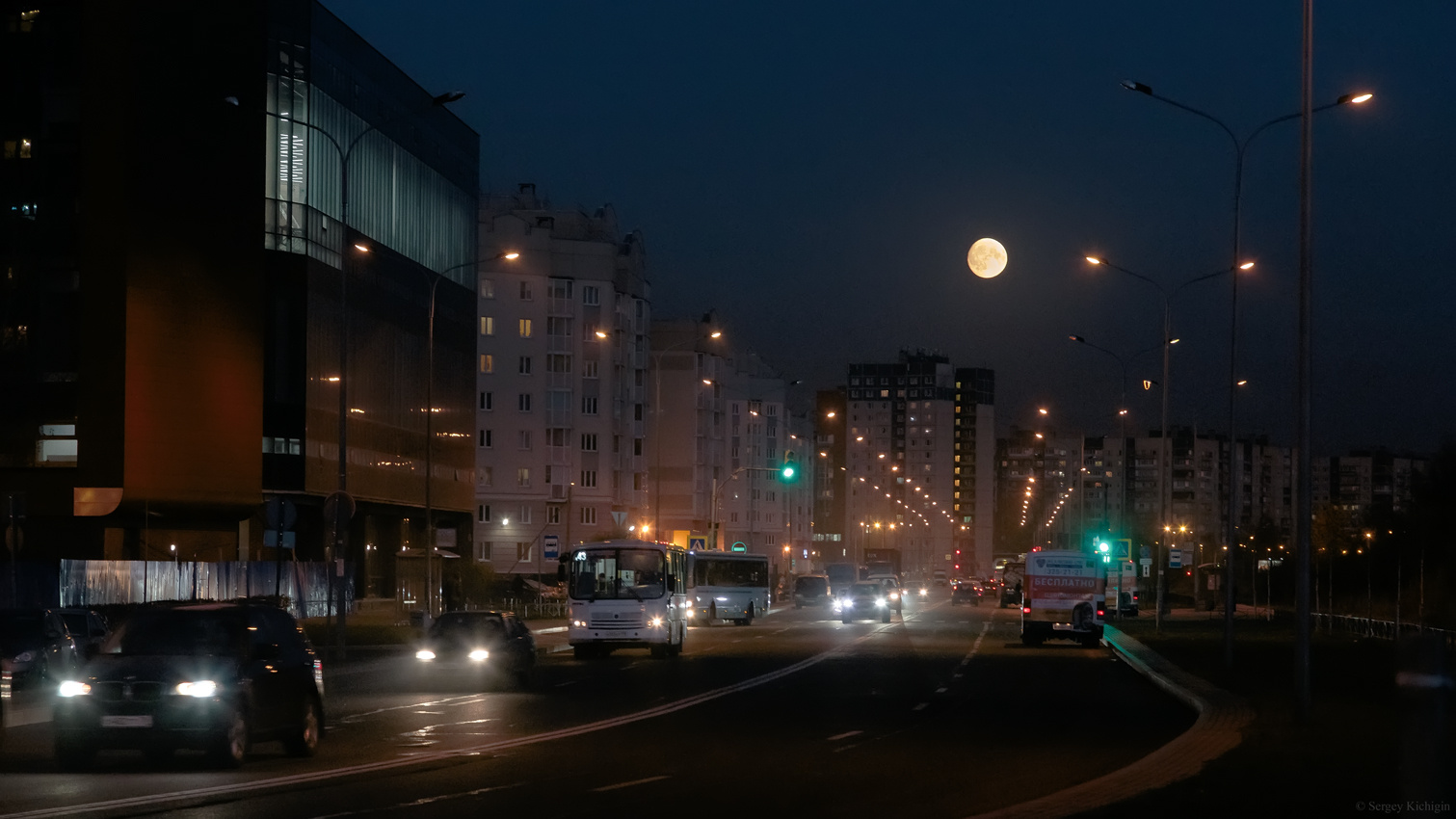 Луна над городом... город вечер луна огни