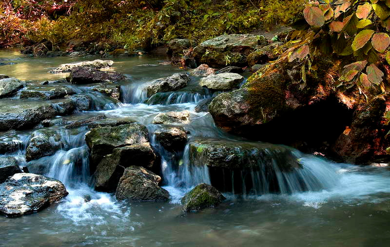 *** горная речка, осень, водопад, солнечные блики, листья
