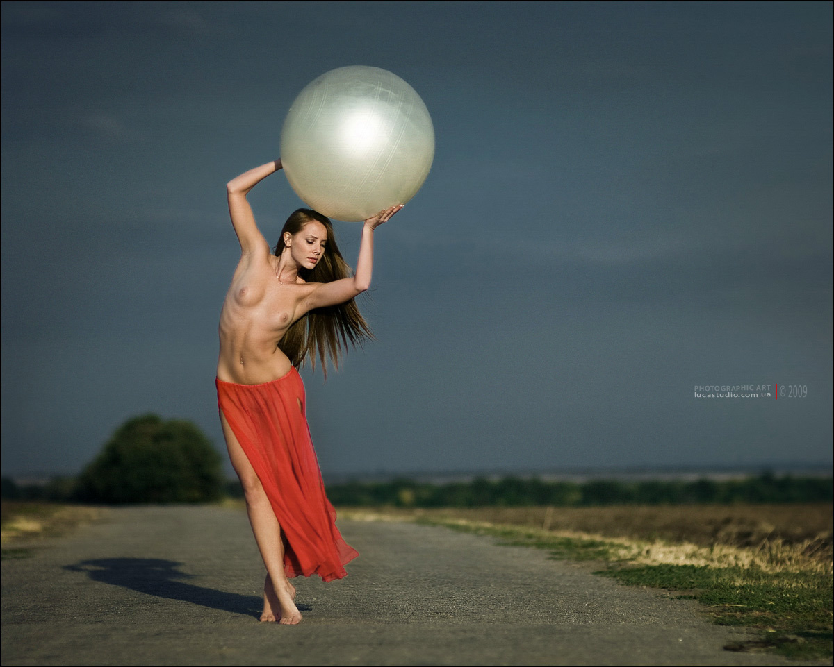 девушка с шаром_(color) lucas, lucastudio