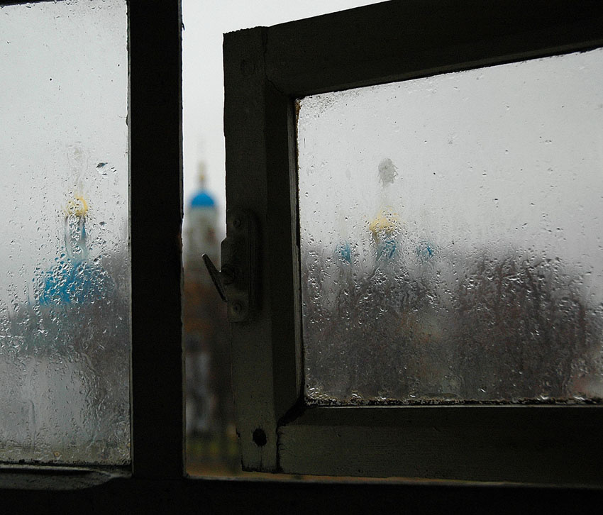 за стеклом 