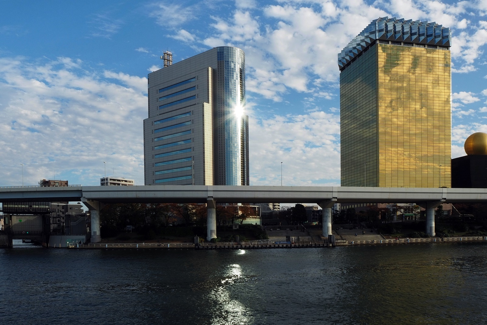 Набережная реки Sumida Токио здания архитектура река сумида город токио осень