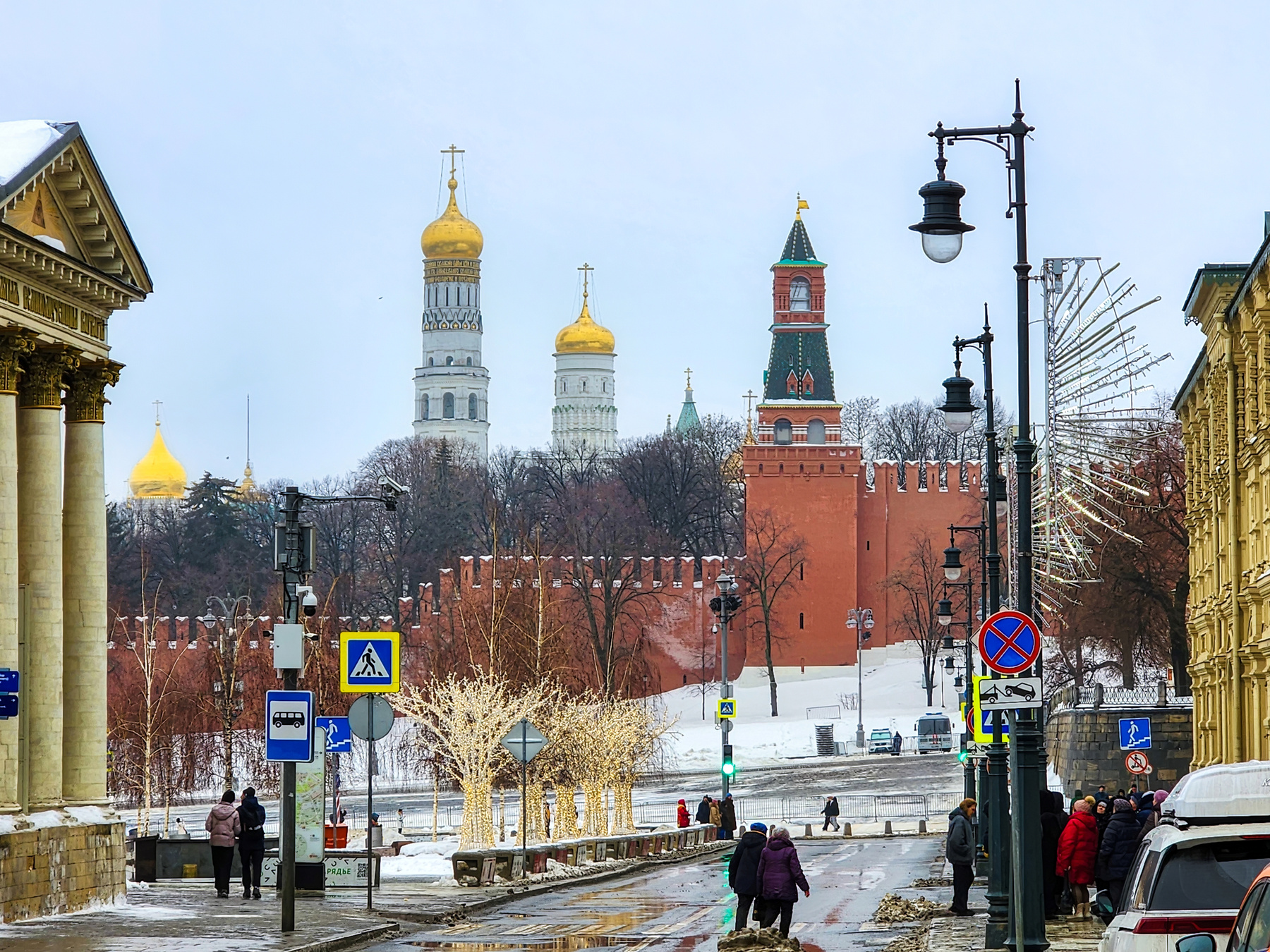 Зимним днём у Московского Кремля Москва Кремль Россия зима снег архитектура люди улица башни город исторический башня Европа здание старый собор путешествие достопримечательность история религия площадь