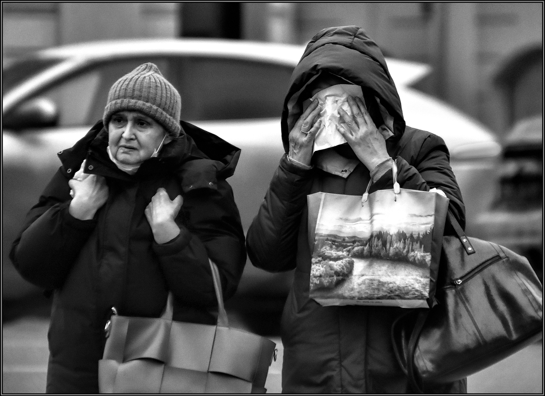 ... - Не печалься , Макаровна ! Все наладится !.... улица люди события женщина