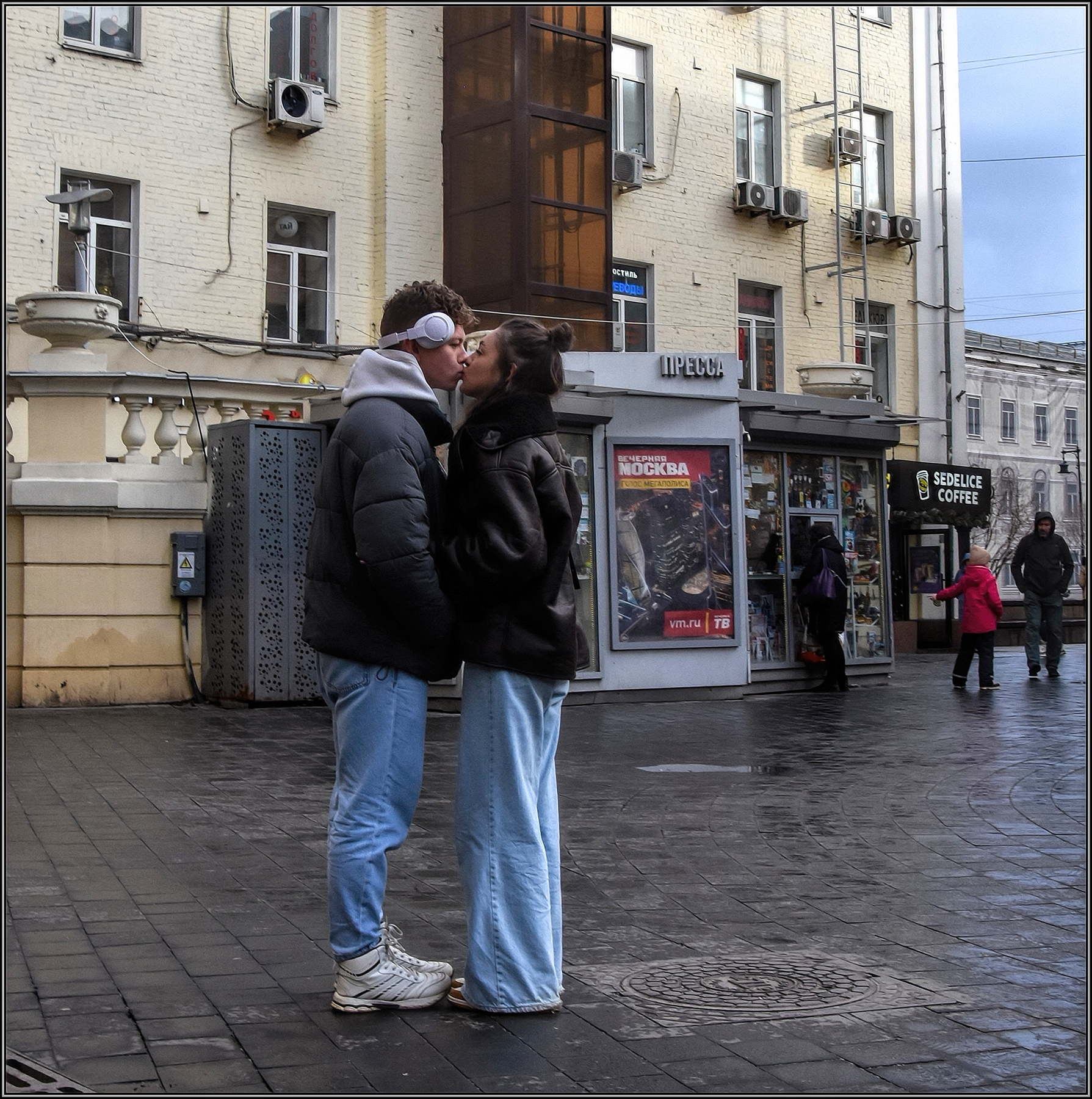 ... Чувства .... улица люди события