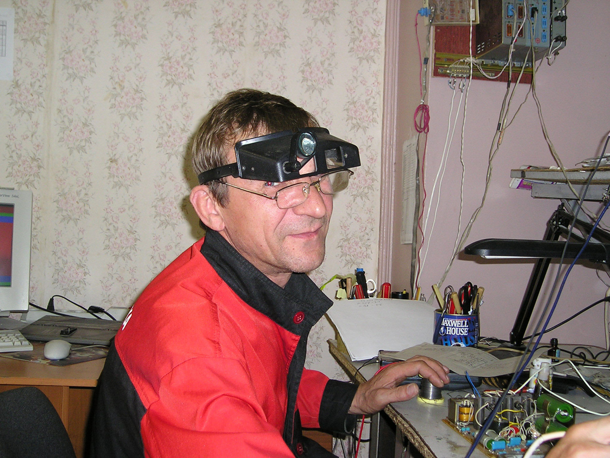Лужу, паяю, ЭВМ починяю. 