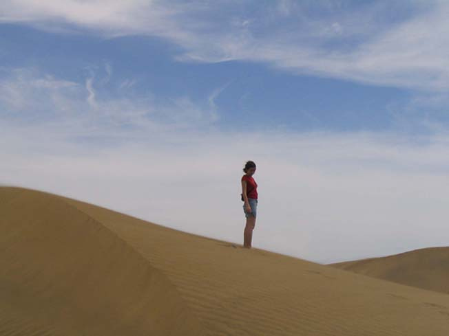Solitude песок дюны девушка пустыня небо
