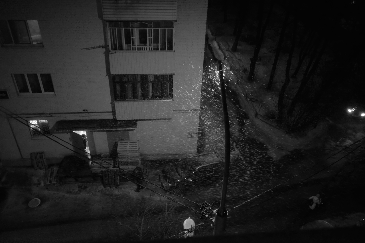 ч/б вечер 23 вечер метель вид окна двор здание фонари