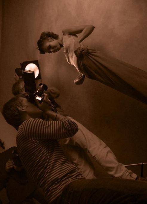 Фотография фотографа, фотографирующего модель 