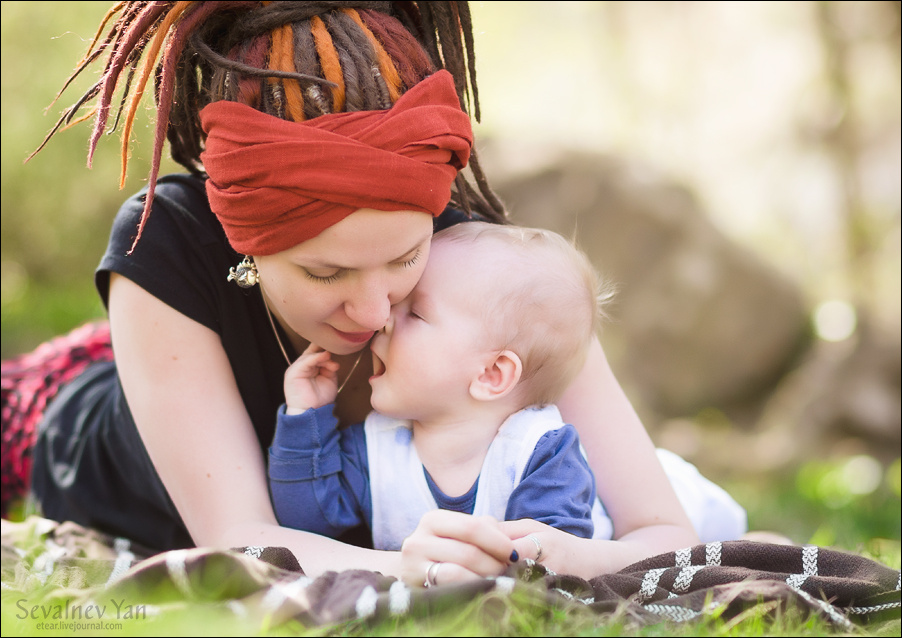 Зина и Дарен baby boy dreadlocks etear girl meadow mom nature play sunny warm year год девушка дреды играют мальчик мама поляна природа ребенок солнечно тепло