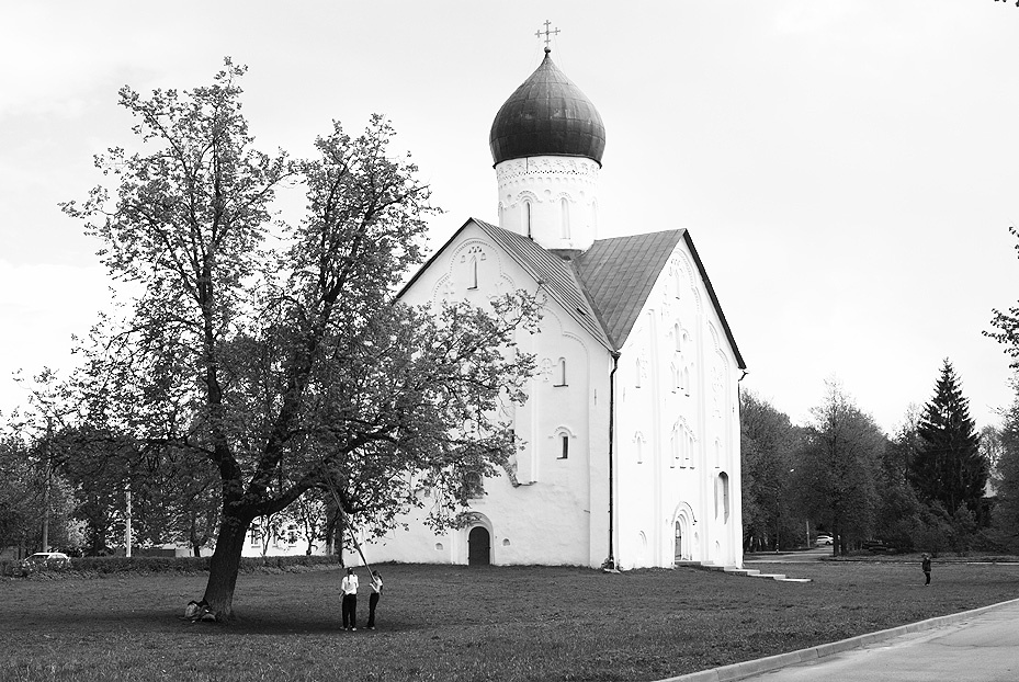 У храма 