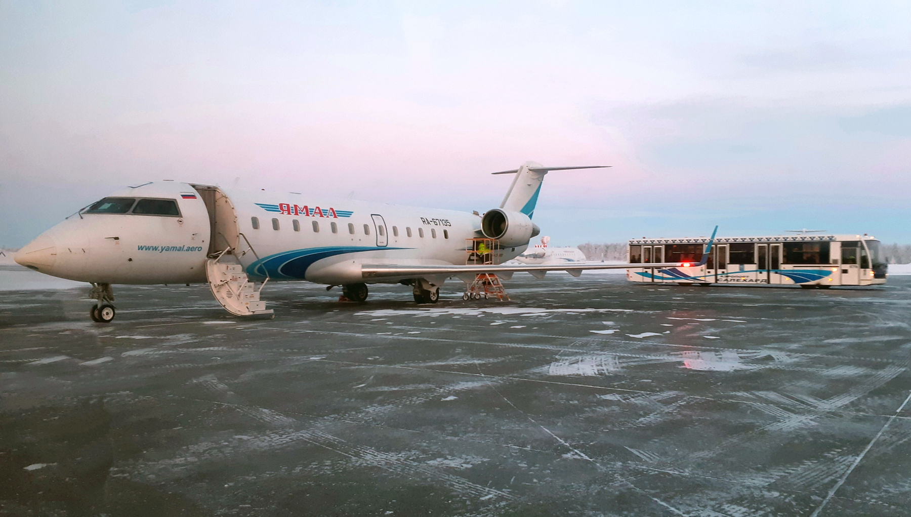 CRJ-200, ЯМАЛ 