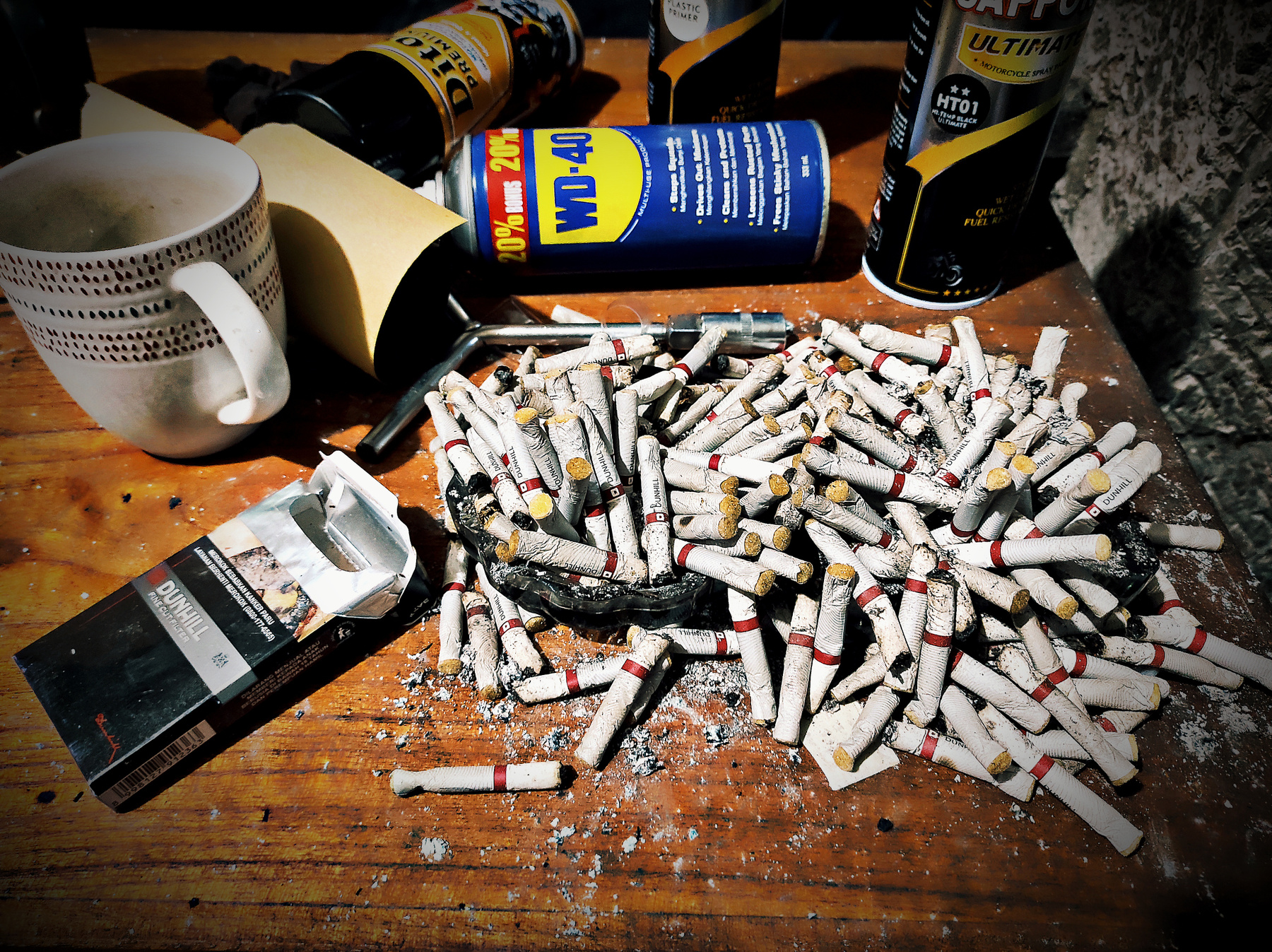 Окурки и WD-40 Окурки Dunhill WD-40 рабочий стол ожидание беспорядок