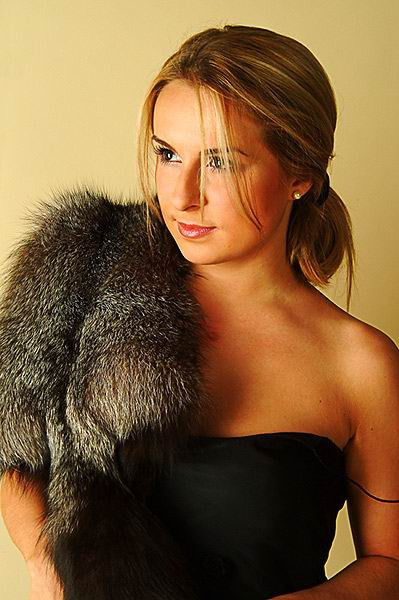 Furs make her eyes glamorous блондинка мех