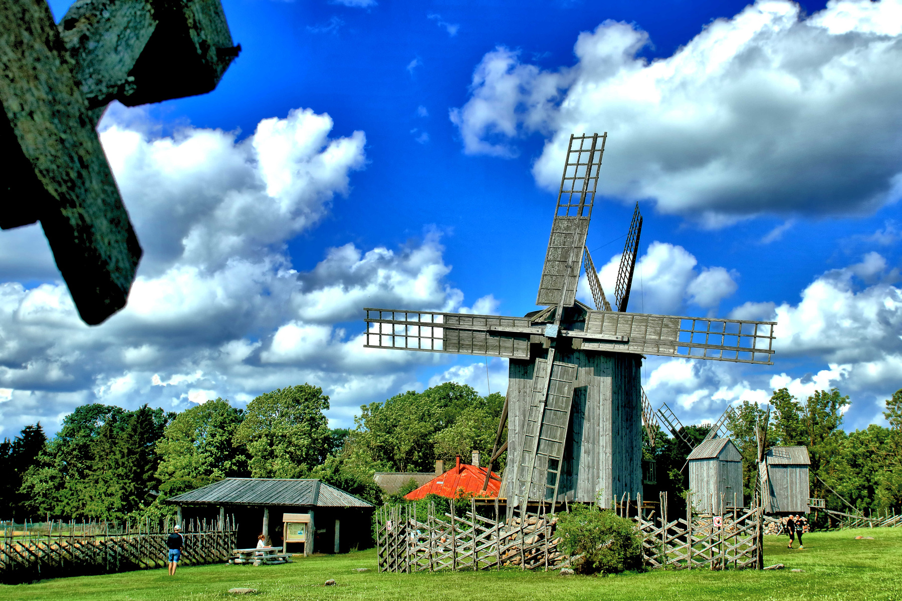 Крылья мельниц, облака. 