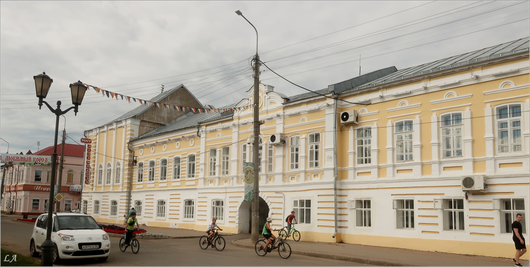 Стайка Творческий Союз Снежный Лев Фото Александра Мамакина Путешествие Фотосайт Россия Великий Устюг улица дети мальчики велосипедисты лето июль
