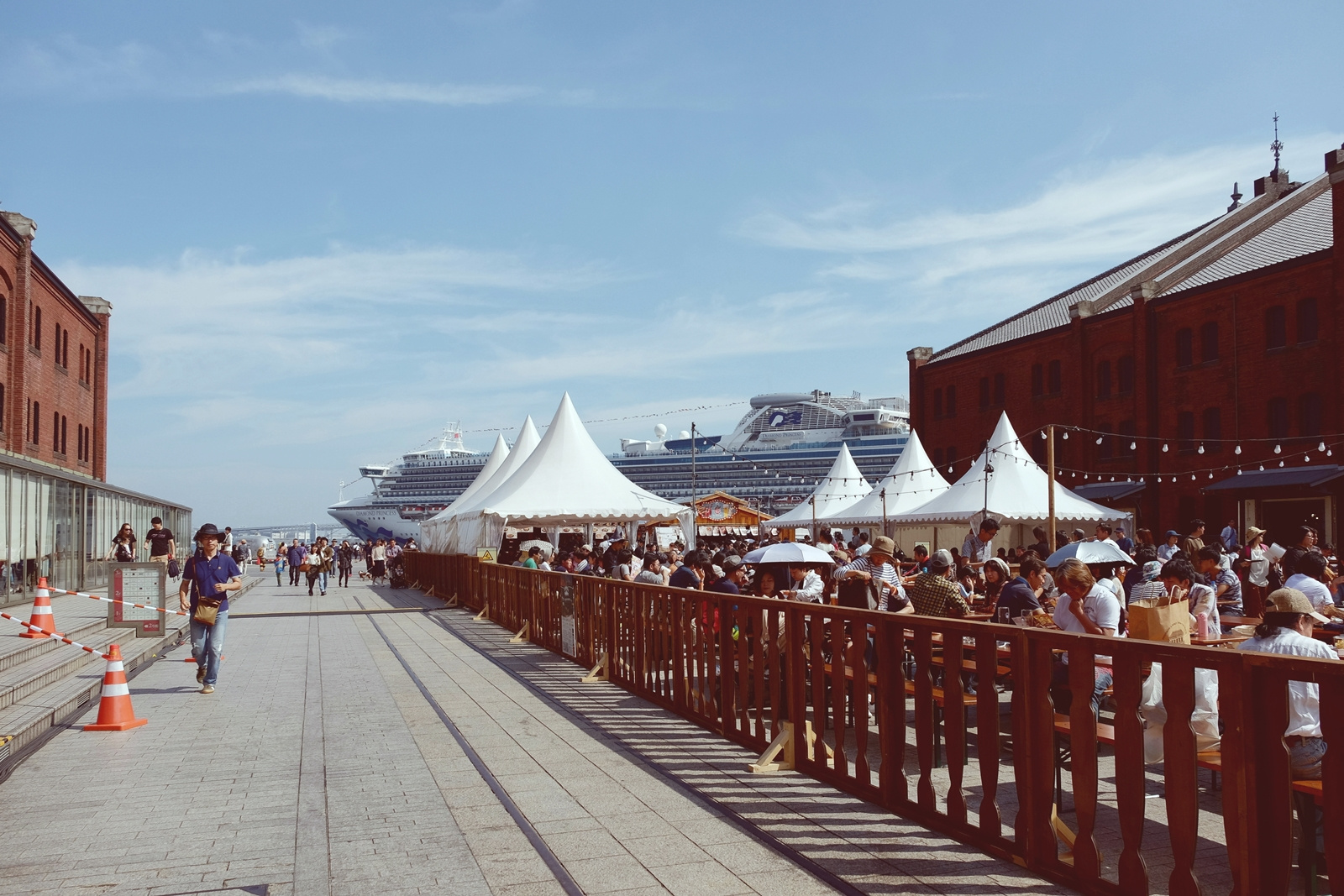 Yokohama Oktoberfest Oktoberfest Иокогама Япония Таможенный склад красный кирпич посетители мероприятие осень октябрь порт круизный лайнер