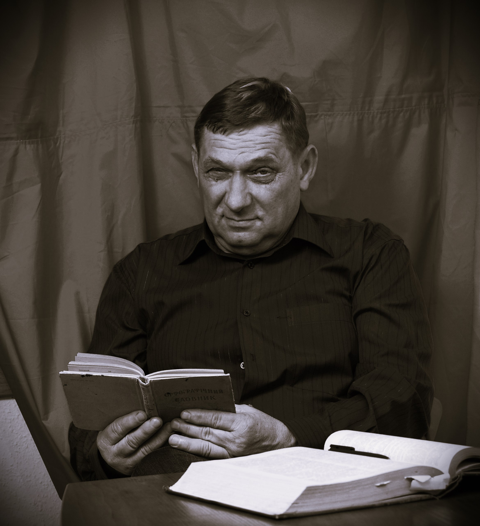 Прозаик Николай Донец портрет Николай Донец студия книга позирование