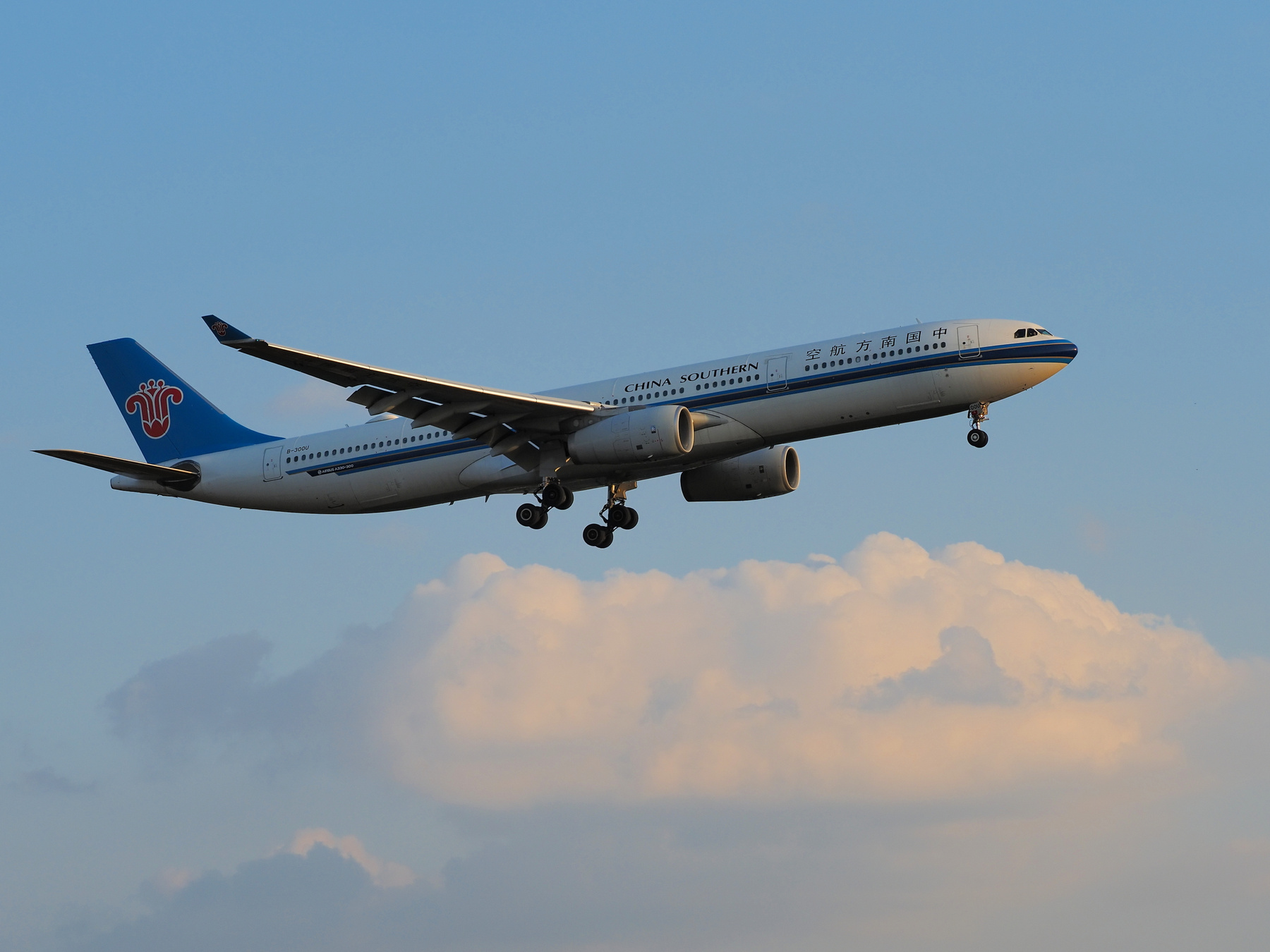 Пролетая мимо облаков. ( Airbus A330-300) 