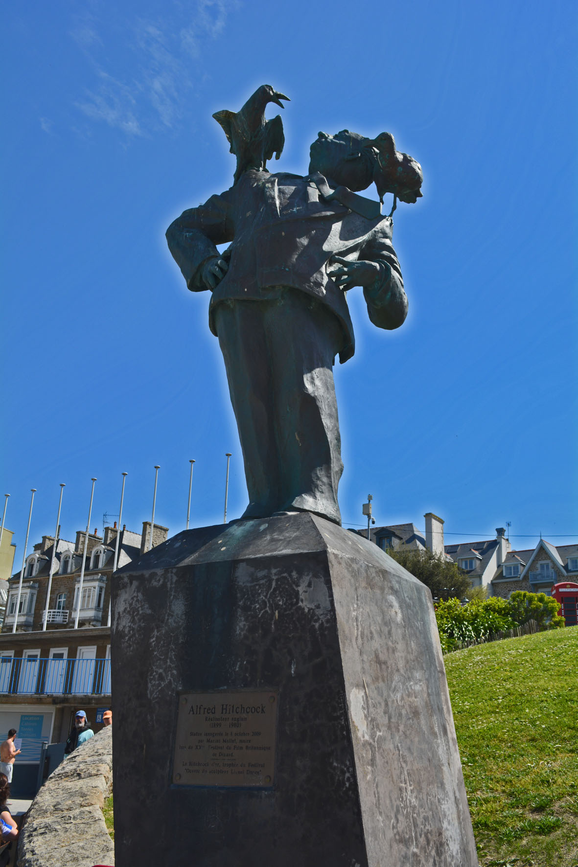 Хичкок и птицы Динар Dinard памятник Хичкок птицы