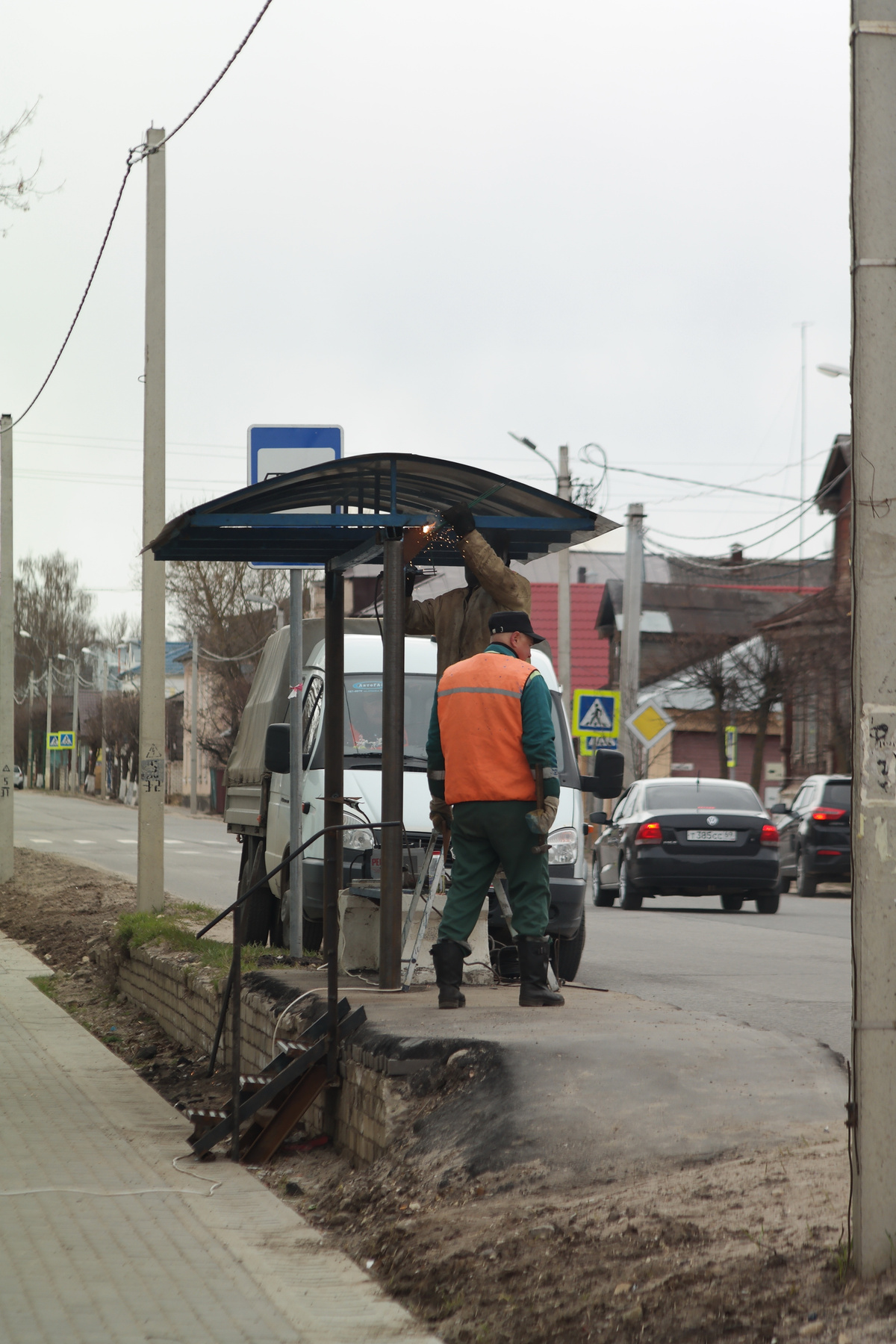 В городе генуборка. город весна стрит