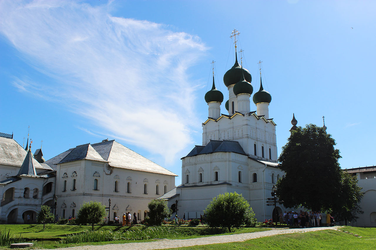 Церковь Иоанна Богослова  и Красные палаты. Ростовский кремль. 