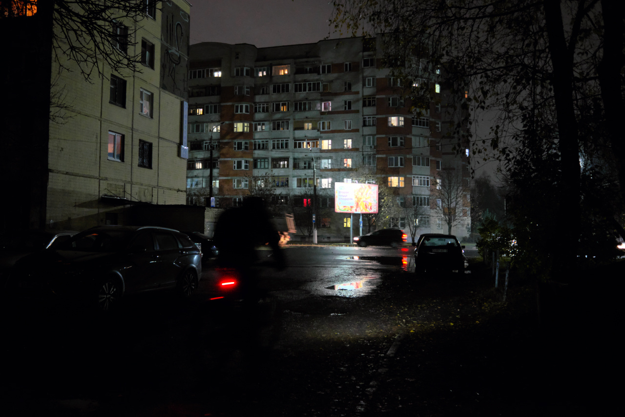 Октябрьский вечер 8 улица вечер здания деревья автомобили лужи реклама окна велосипедист