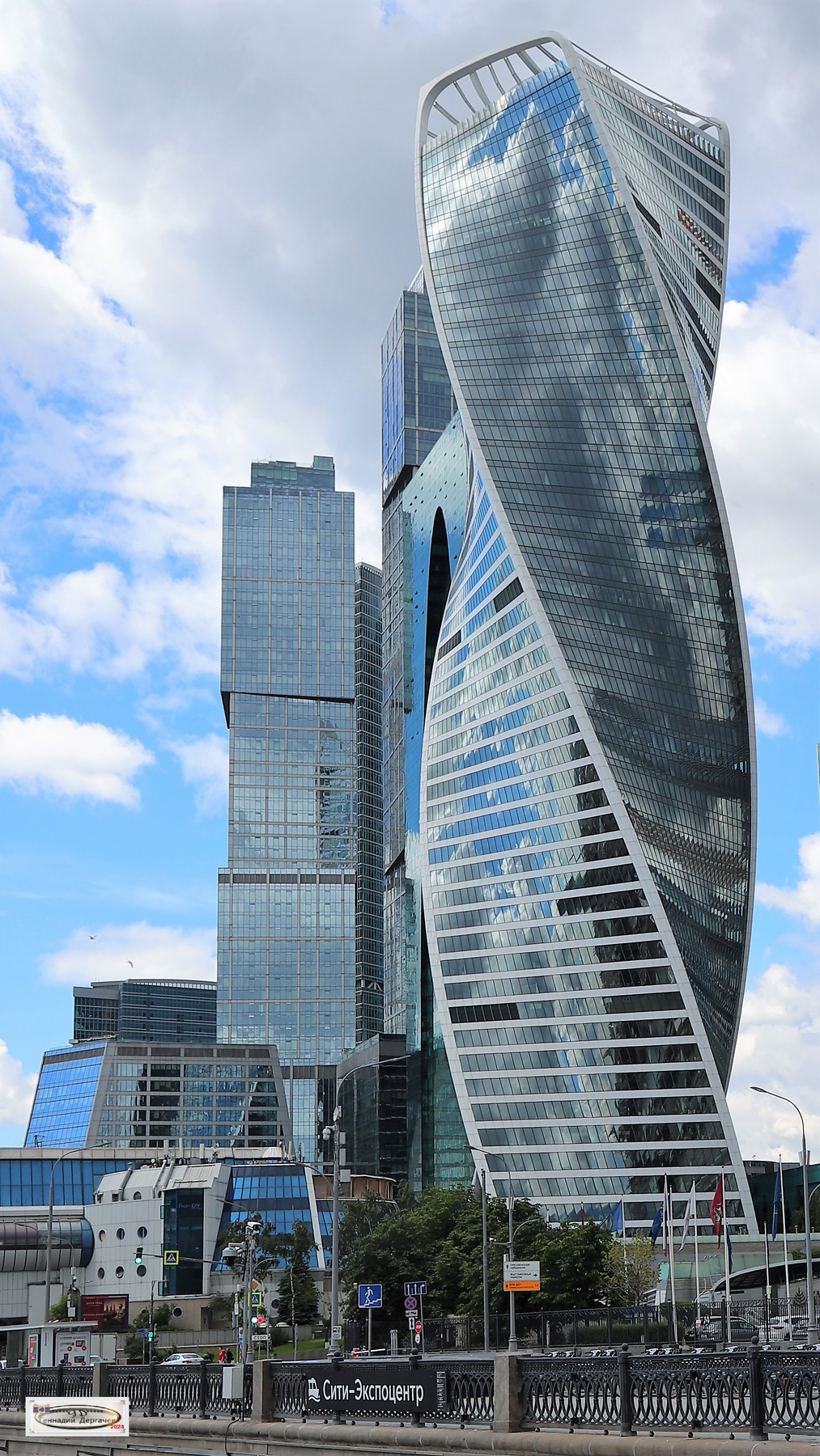Вид с Москва-реки: "изворотливая" башня здание Эволюция набережная Москва-Сити