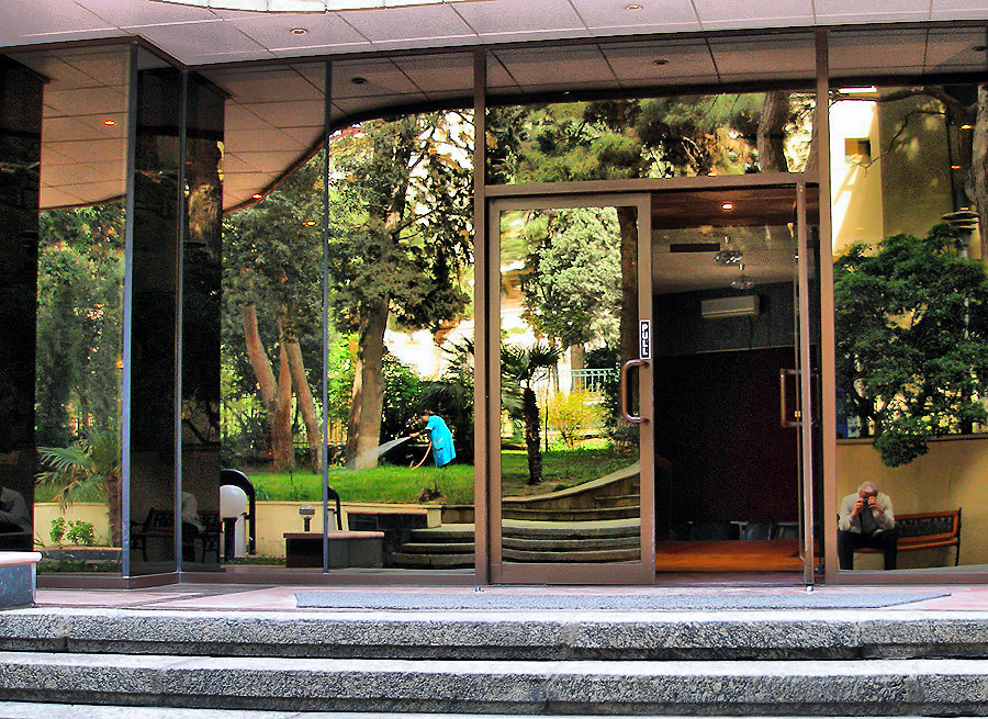 Перед отелем Baku, hotel, Republica