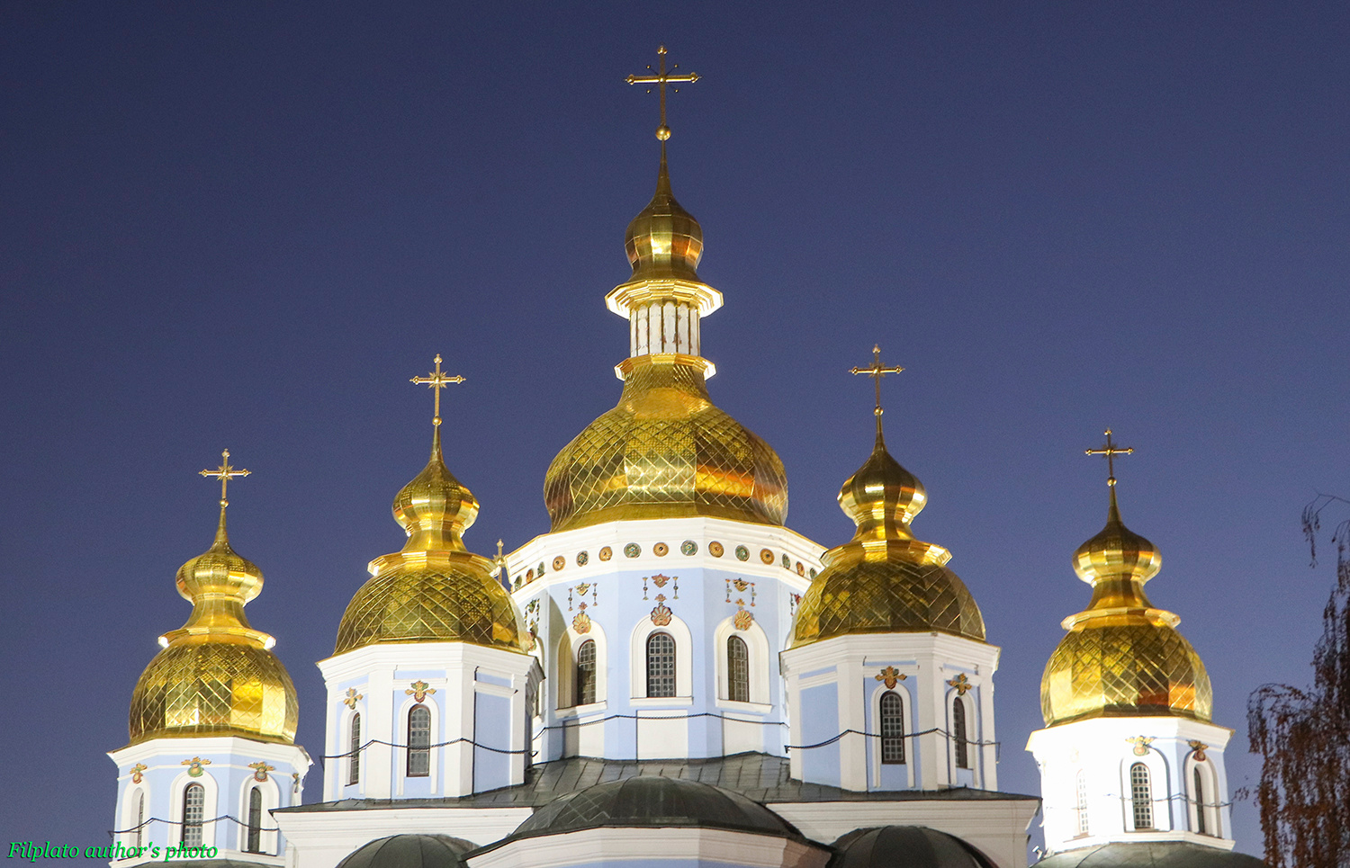 Из альбома "Тени и свет осеннего вечера" Михайловский златоверхий собор купола и кресты храма церковь на фоне осеннего неба