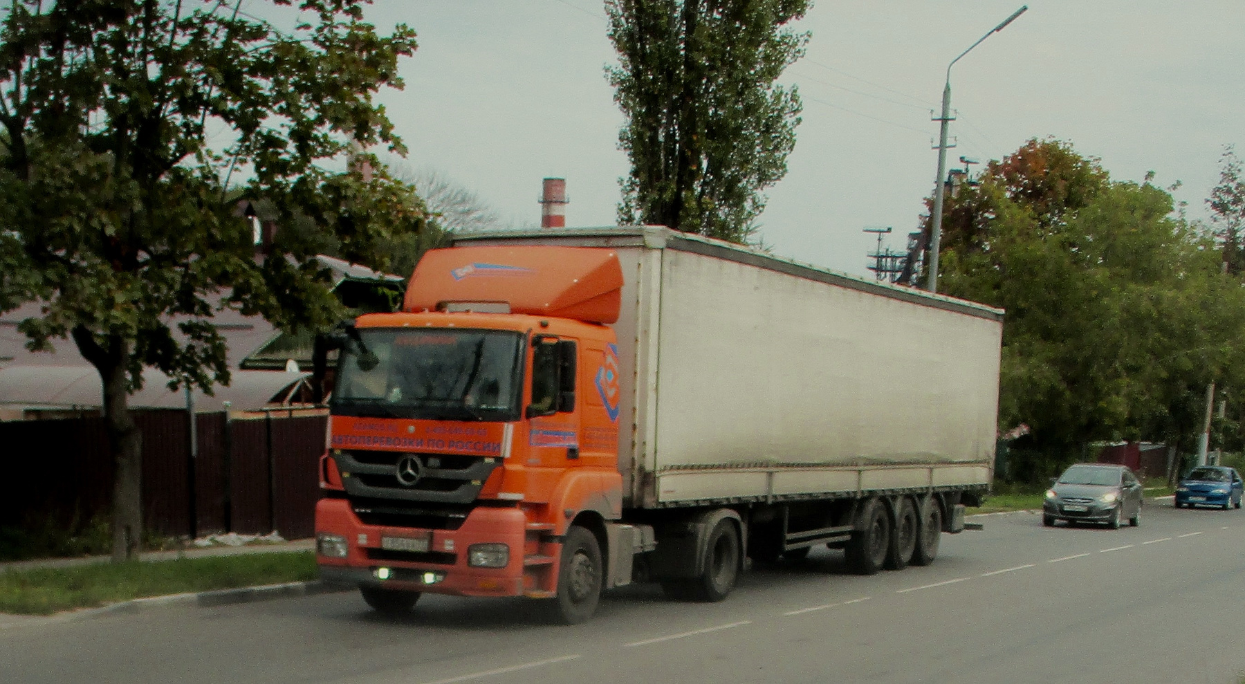 Мерседес Мерседес авто тягач улица город осень