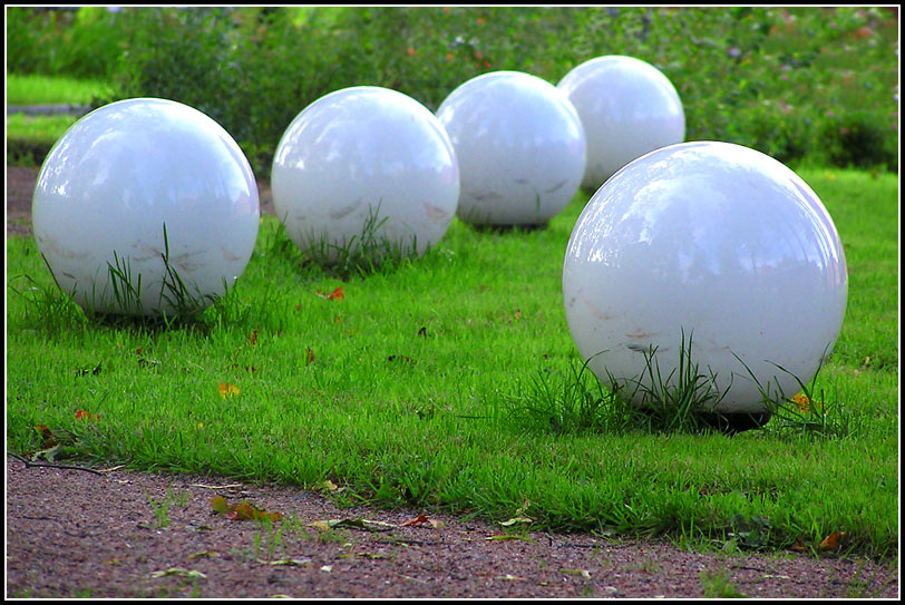 Balls фонарь трава