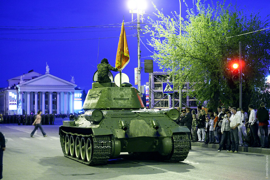 Пешеход на дороге -- КОРОЛЬ! (с) )) 2010, 9 мая, battle, stalingrad, volgograd, битва, весна, ветераны, военная, волгоград, город, день победы, май, машина, парад, площадь, победа, праздник, репортаж, родина, танки, техника, центр,