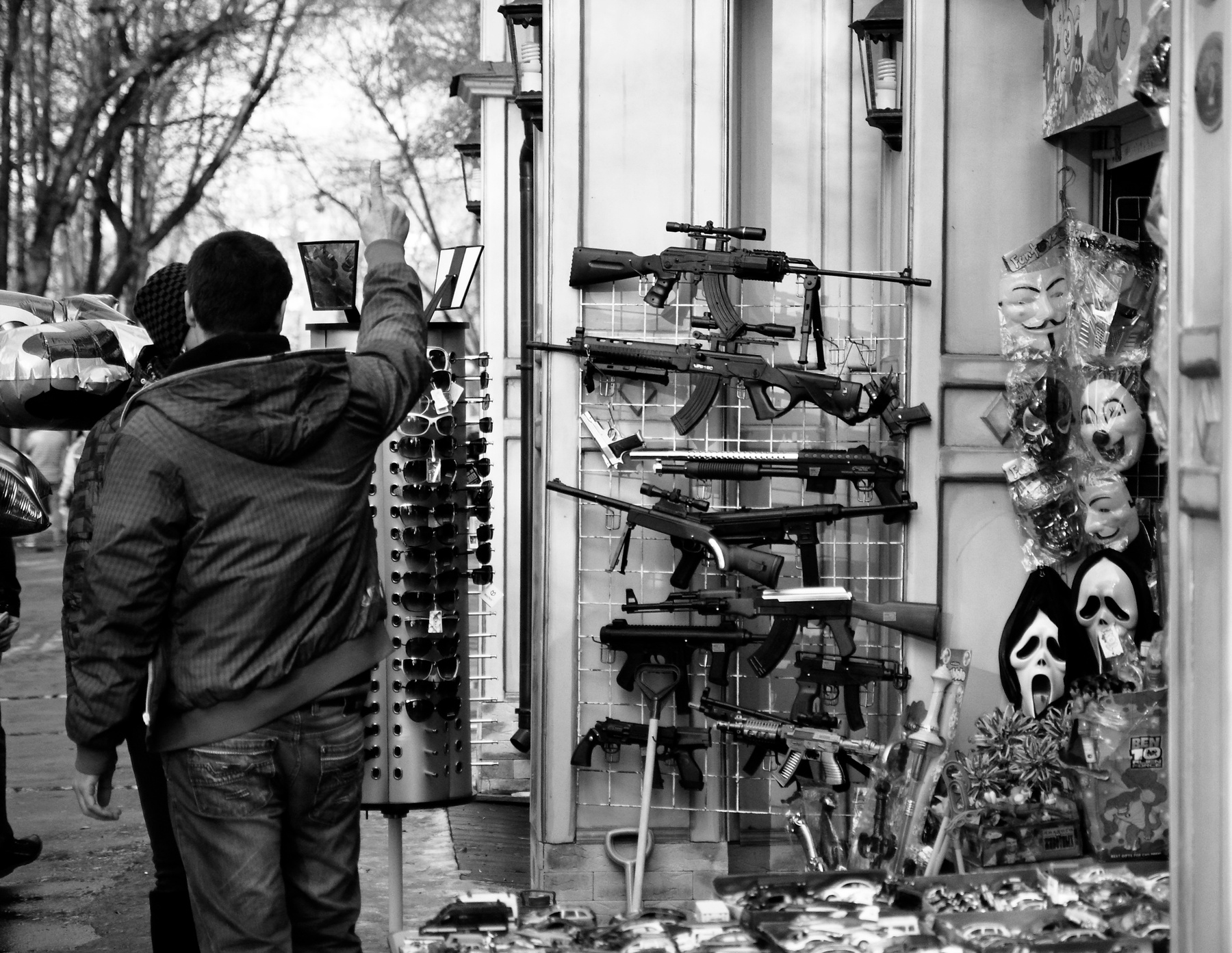 в лавке "Всё для гангстера" 