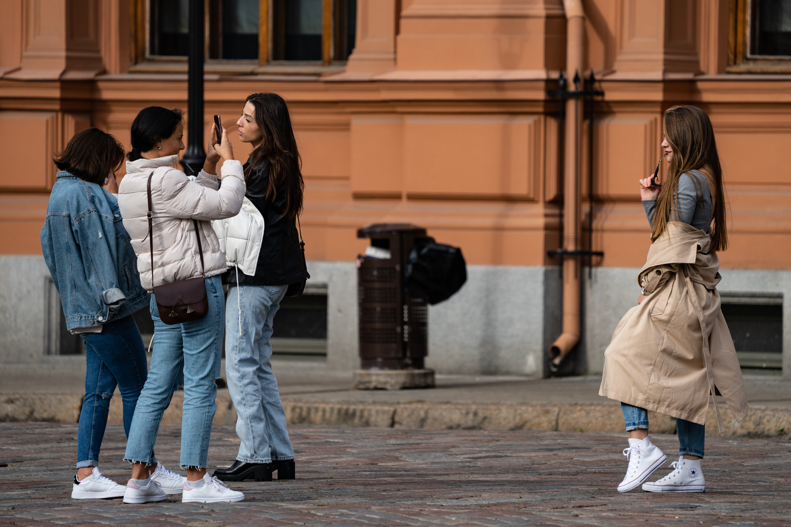Красотки город люди осень девушки