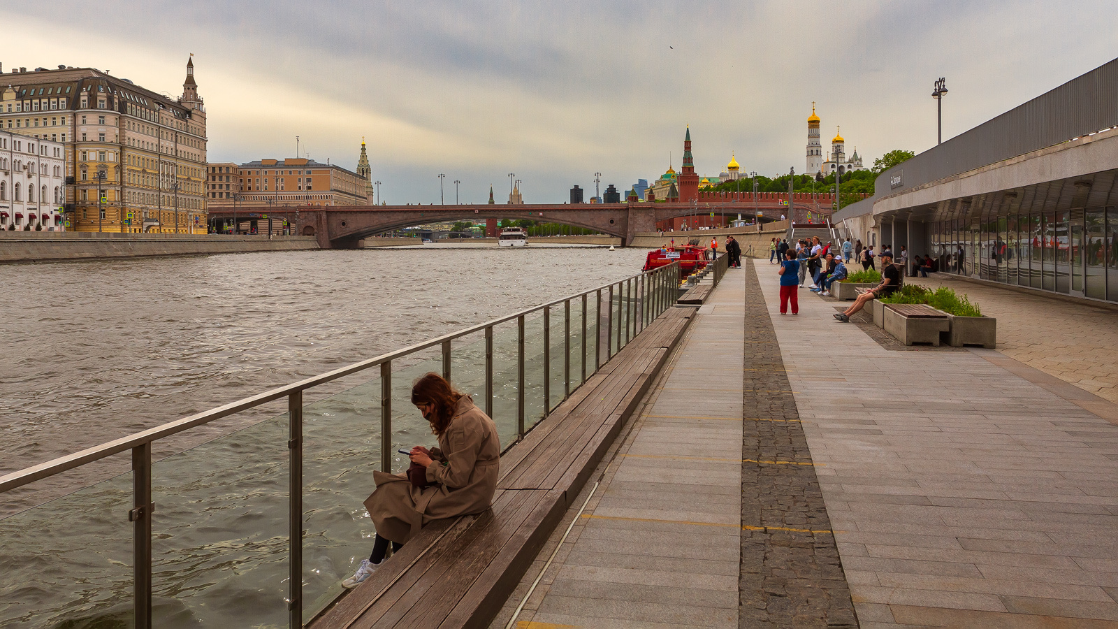 Москворецкая набережная... Москва река набережная люди