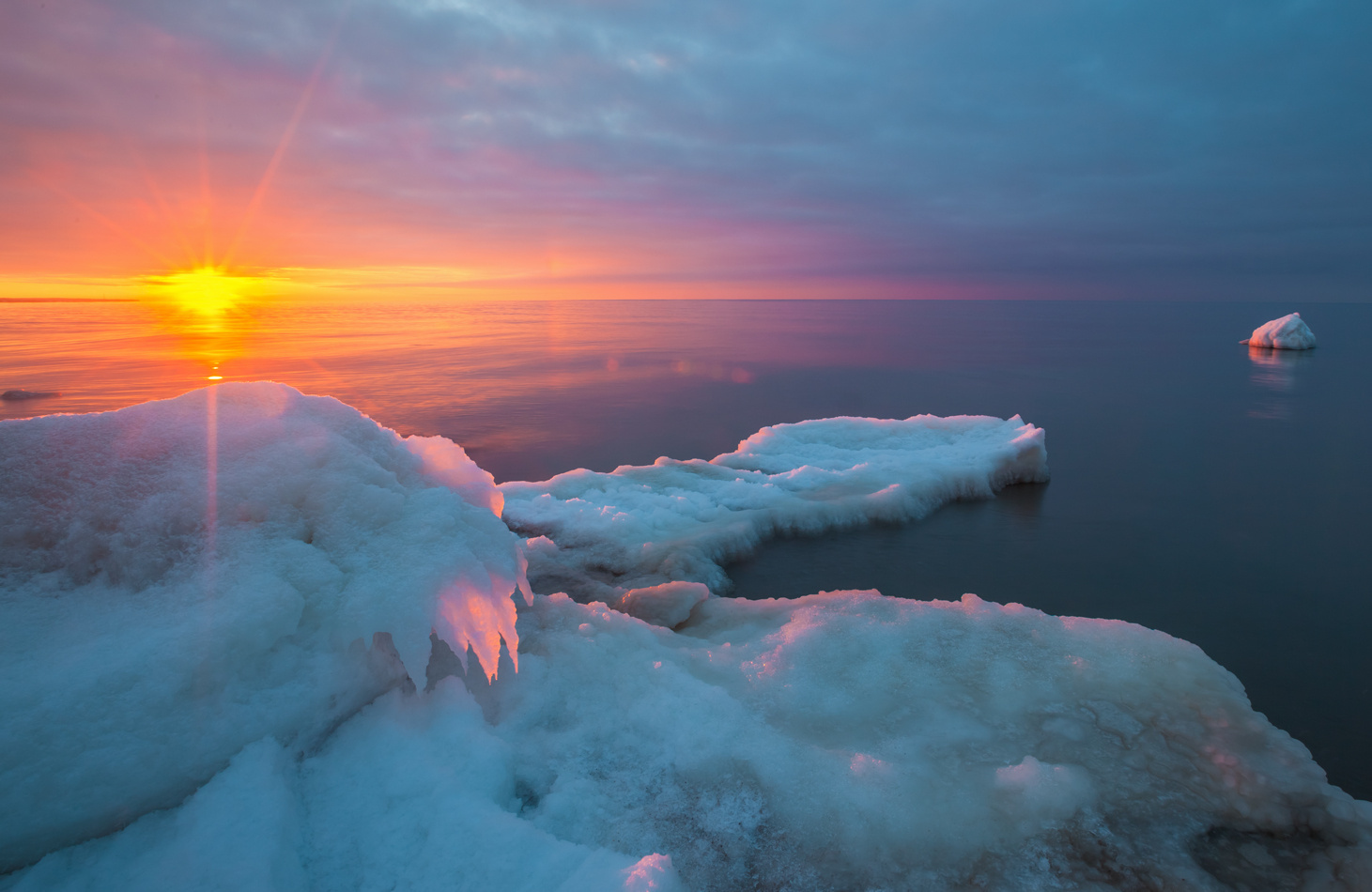 Горячий лед Лед свет Балтика море закат