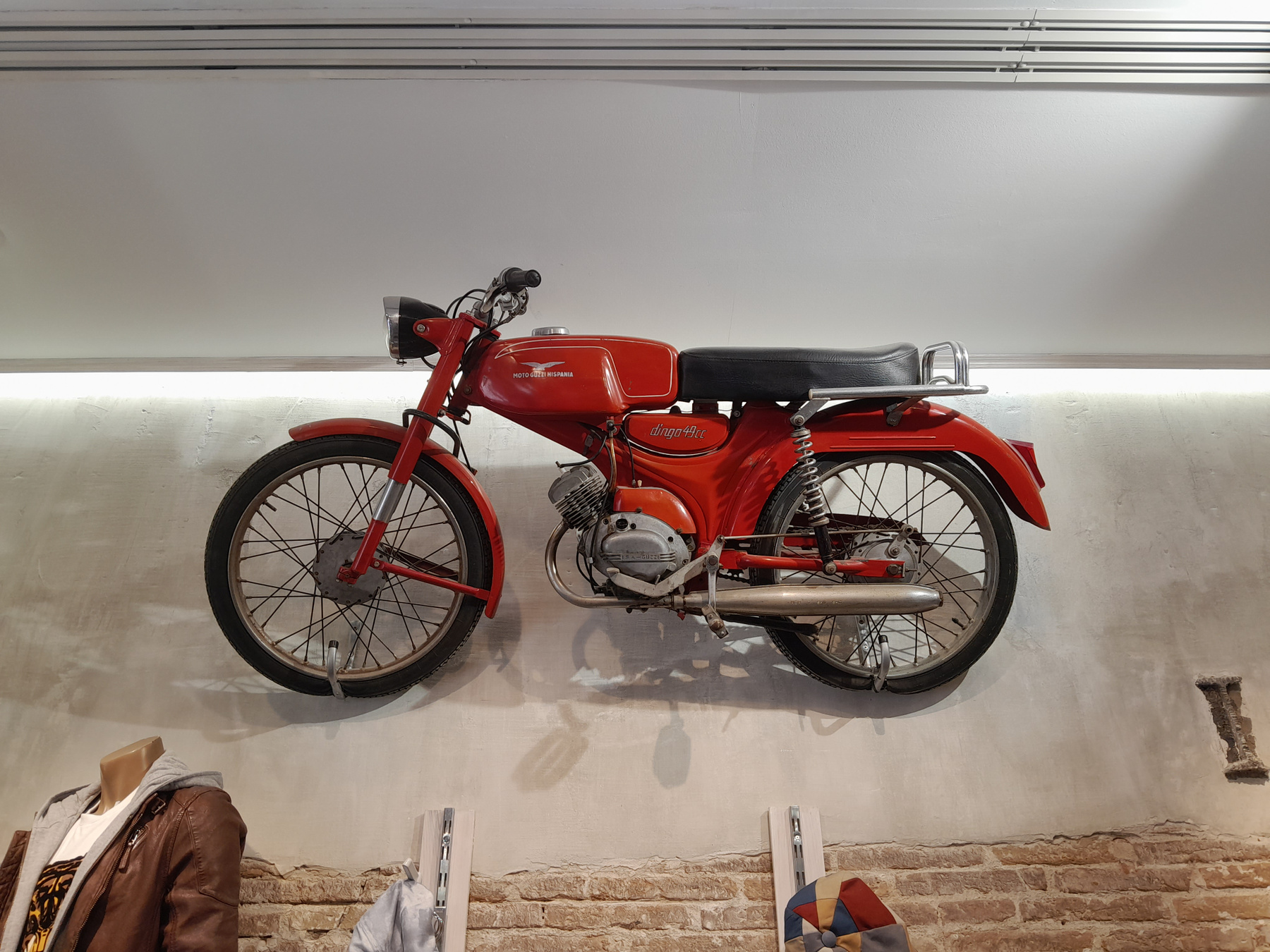 Moto Guzzi на стене техно