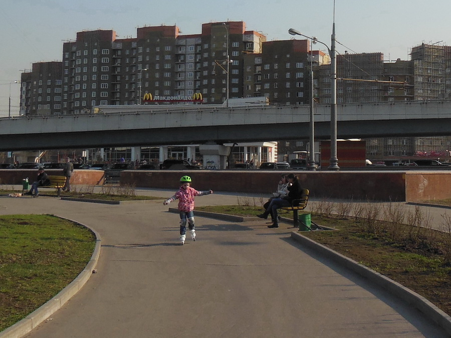 По кругу Россия ролики ребенок москва катание игра дети девочка