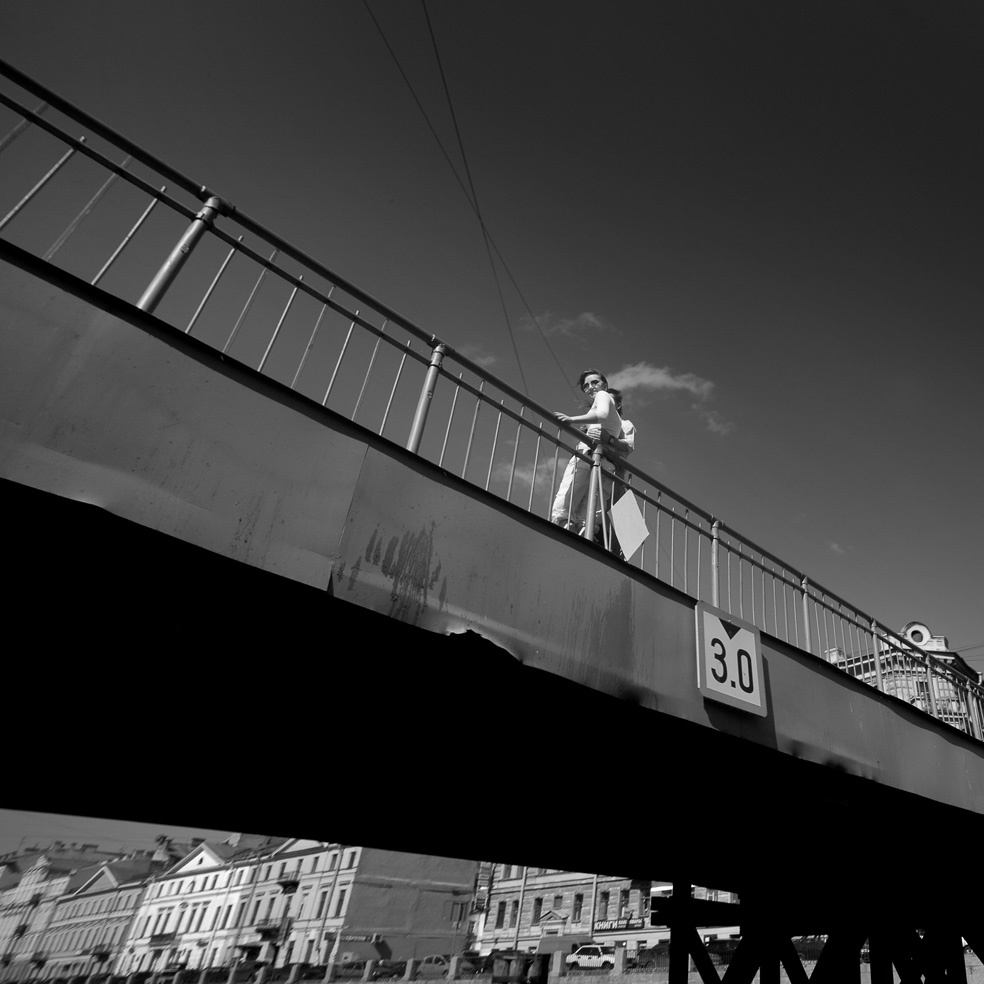 Петербург. Середина мая. Экскурсия по каналам. Я окликнул. Она откликнулась. 