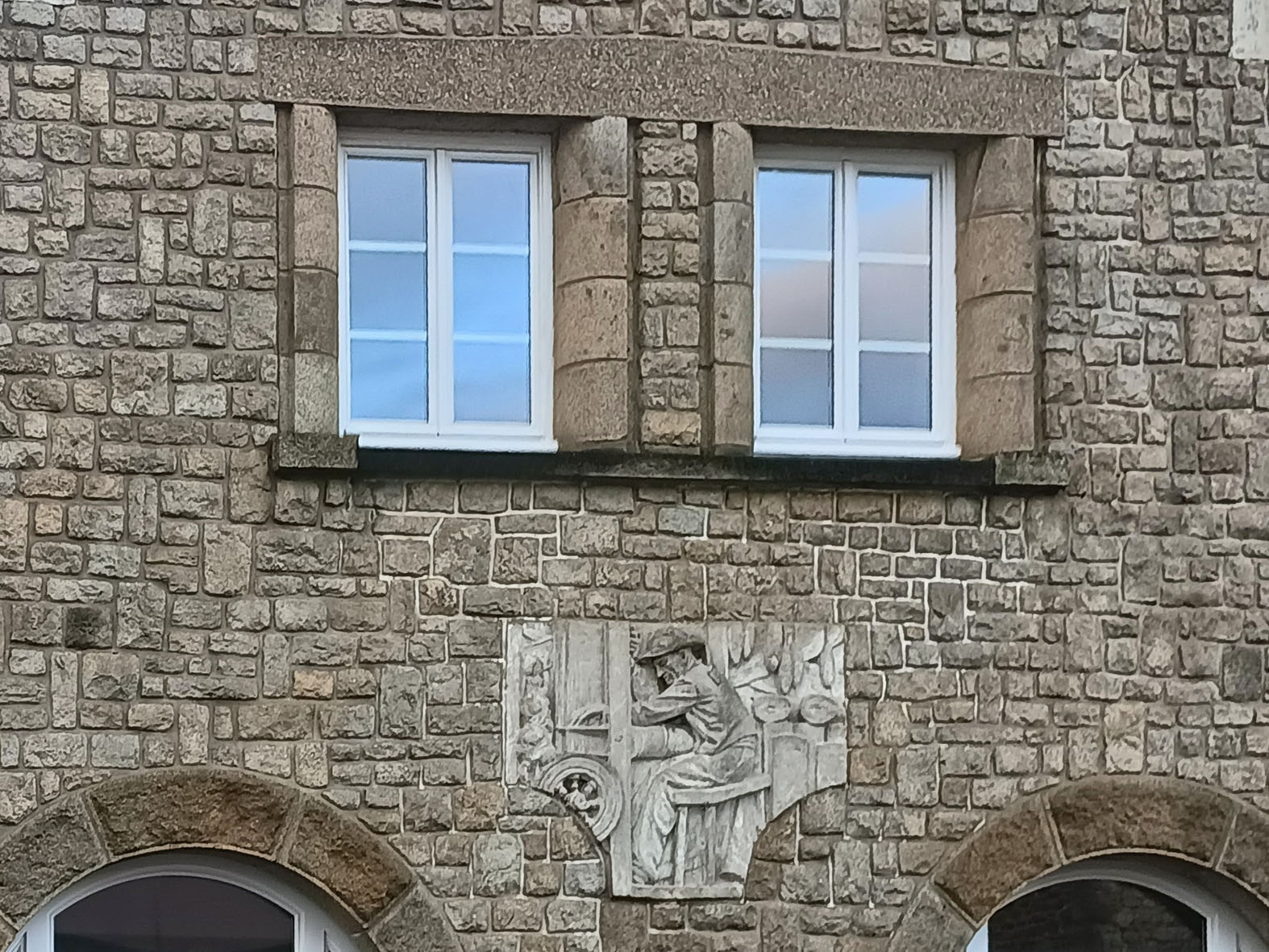 Труженик Ренн Бретань Rennes барельеф труженик станок