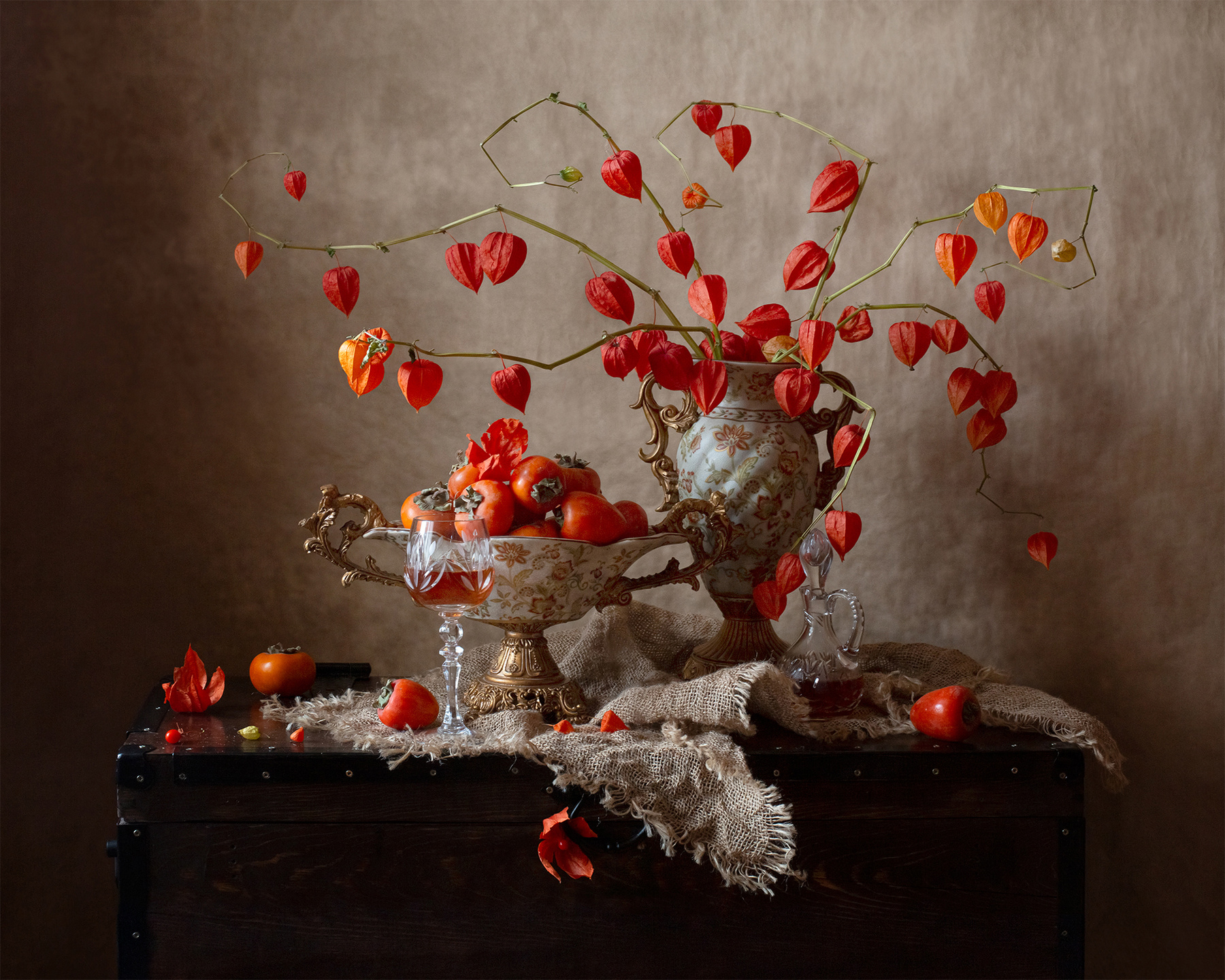 Физалис и хурма... миламиронова фотонатюрморт авторскоефото stilllife натюрмортсцветами букет физалис осень хурма бокал графин