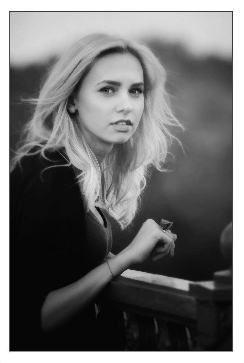 Приємне знайомство Black and White Square Composition Photography Make-Up Beauty Applying Brush Fashion Glamour Human Face Young Women Beautiful Woman Lifestyles
