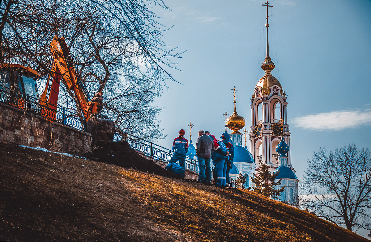 Дела земные и небесные храм небо авария рабочие