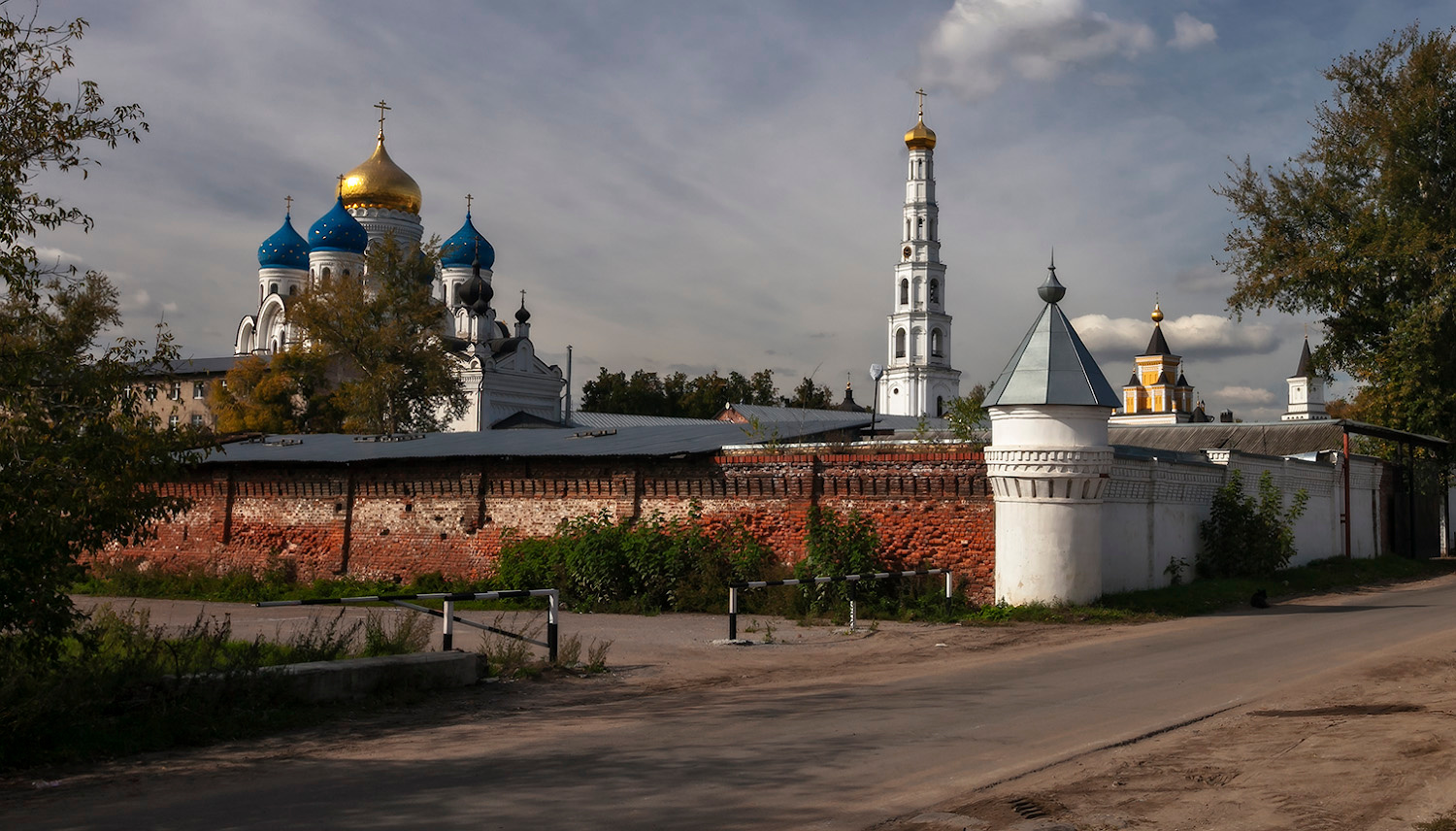 Возле стен Николо-Угрешского монастыря. 