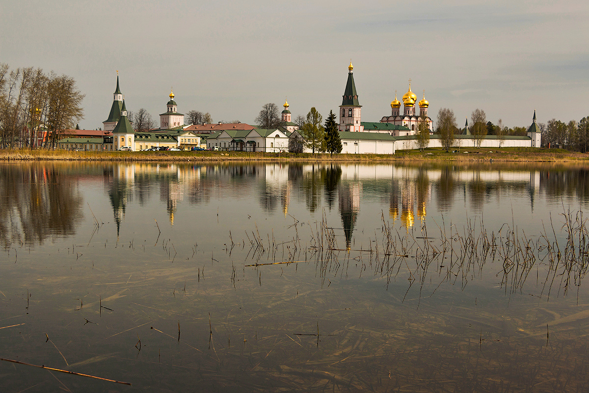 *** монастырь отражение вода