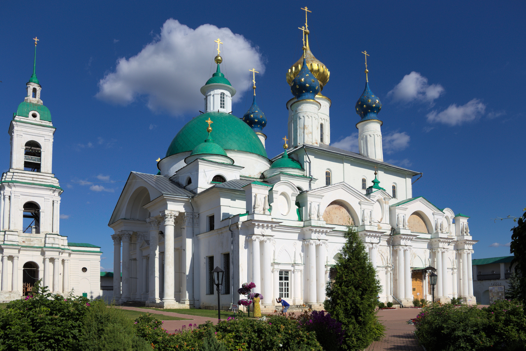 На территории Спасо-Яковлевского монастыря ростов великий спасо-яковлевский монастырь