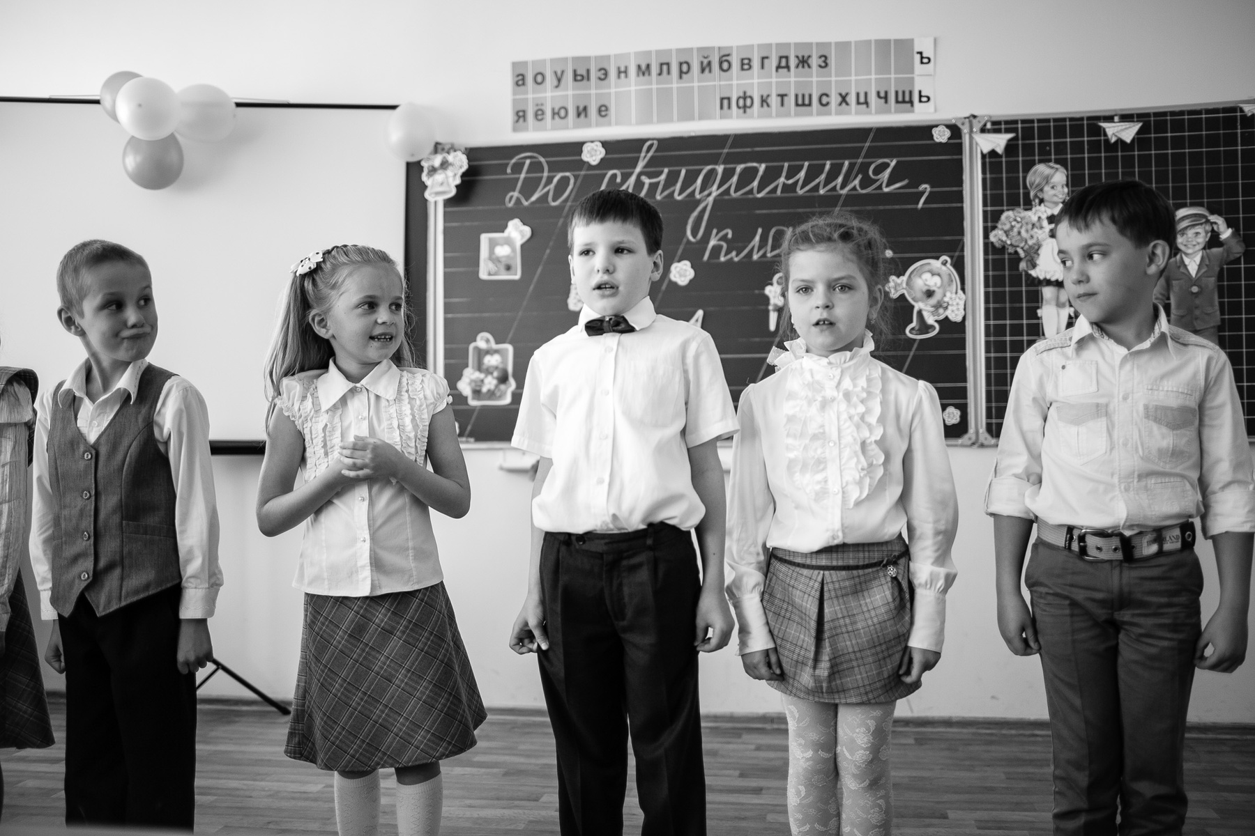 До свиданья, 1-й класс! Выступление на торжественной линейке до свиданья 1-й класс чб дети у доски