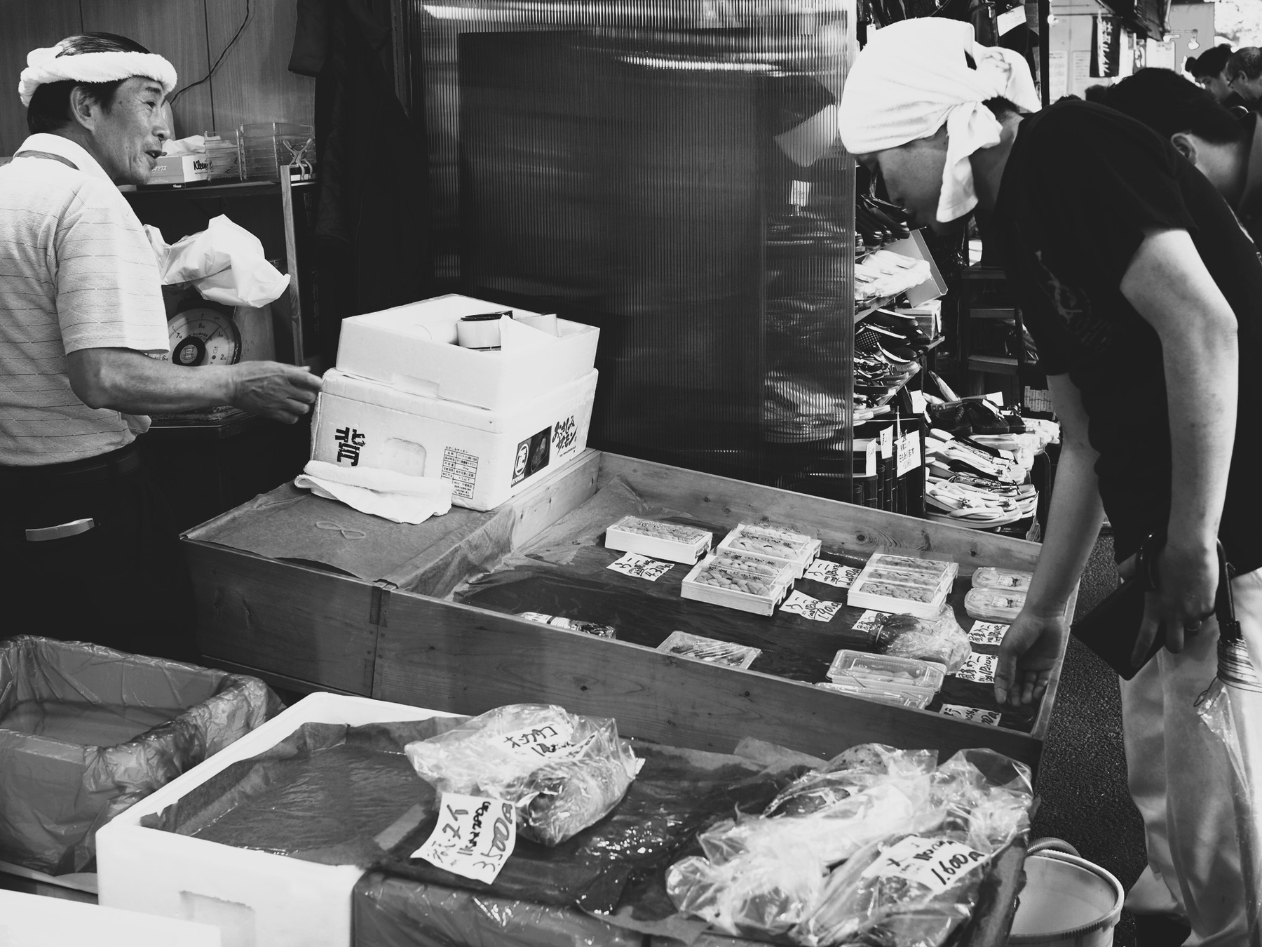 Рыбный рынок, утренний улов Токио Япония рыбный рынок свежие морепродукты прилавок продавец покупатель жанр